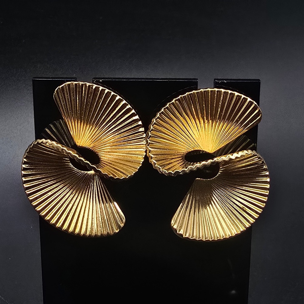 Avon 1987 Fan Twist Earrings Gold Tone Twisted Ribbed 1980s Jewelry